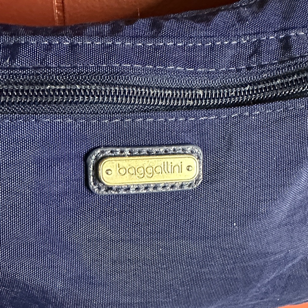 Baggallini Crossbody w/Adjustable Strap - Picture 2 of 4